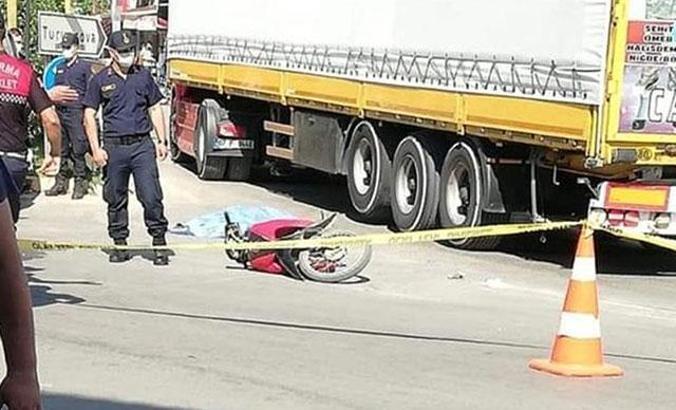 TIR'ın altında kalan kasksız sürücü öldü