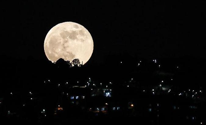 Süper Ay İstanbul semalarında böyle görüntülendi