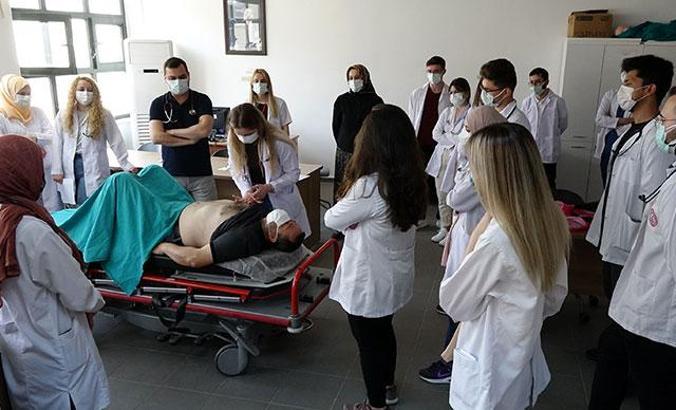 Doktor adaylarına ‘rol’ yapan hastalarla eğitim