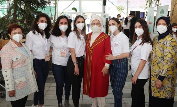 Emine Erdoğan, geliri Filistinli çocuklara bağışlanacak dönüşüm pazarını ziyaret etti