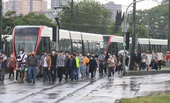 Tramvay yolunda kaza: Seferler aksadı, yolcular yürüdü