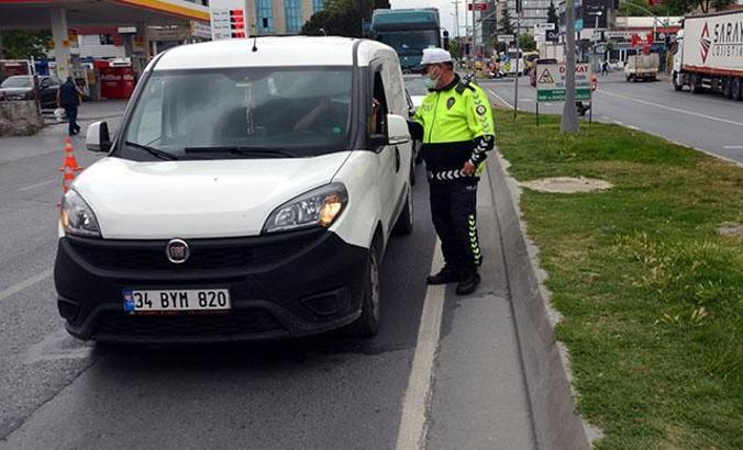 Sokağa çıkma kısıtlamasında izin belgesiz ve emniyet kemersiz araç kullananlara ceza
