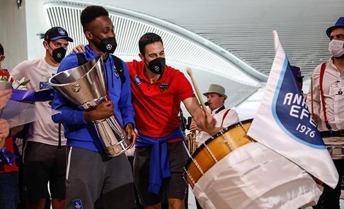 Anadolu Efesli oyuncular Buğrahan Tuncer, Tolga Geçim ve Sertaç Şanlı şampiyonluğu DHA'ya anlattı