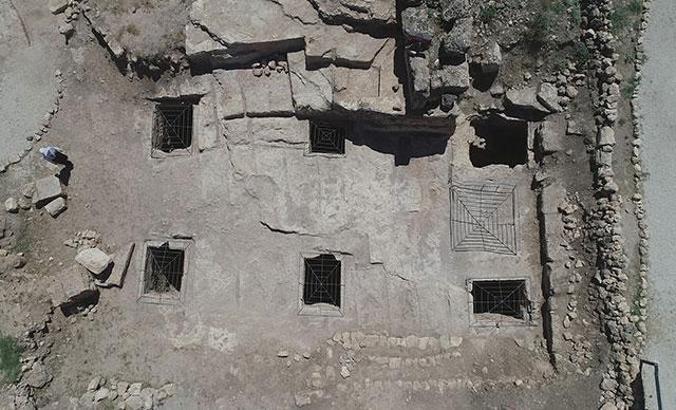 Zerzevan Kalesi'ndeki Mithras Tapınağı'na bağlantılı yapılar bulundu