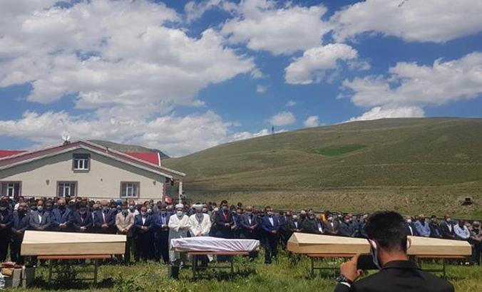 Sivas'taki kazada ölenlerden 4'ü, Ağrı'da toprağa verildi