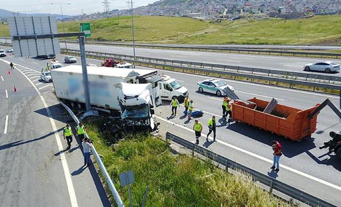 Sancaktepe Kuzey Marmara Otoyolu'nda TIR bariyerlere girdi