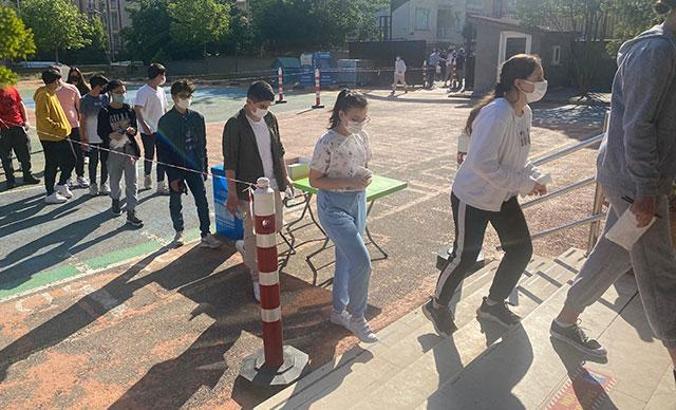 LGS'de ilk oturum başladı; öğrenciler içeride, veliler dışarıda ter döküyor
