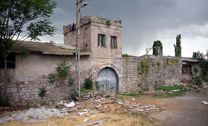 Atatürk’ün harf inkılabı için ziyaret ettiği tarihi han, ahır olarak kullanılıyor