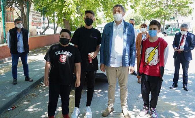 Bakan Selçuk, LGS çıkışında öğrenciler ve velilerle bir araya geldi