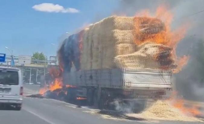 Saman yüklü kamyon seyir halindeyken alev aldı