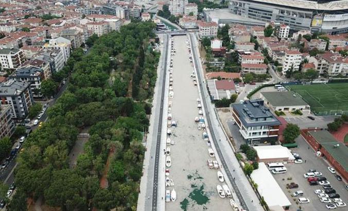 Kadıköy Kurbağalıdere ile sahilleri deniz salyası kapladı; ekipler temizlik çalışması yaptı
