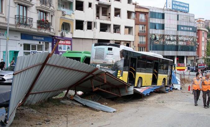 Kağıthane'de yokuş aşağı kontrolden çıkan otobüs, sac perdelere çarparak durabildi
