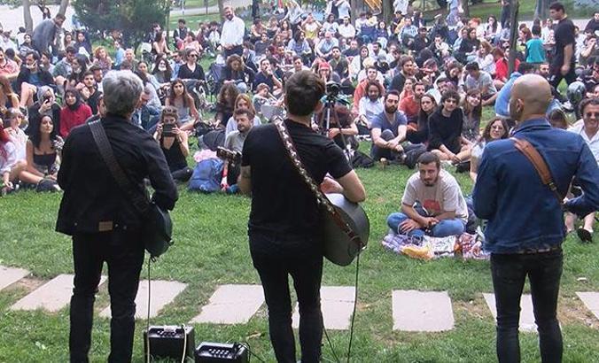 Maçka Parkı'nda sosyal mesafesiz konser