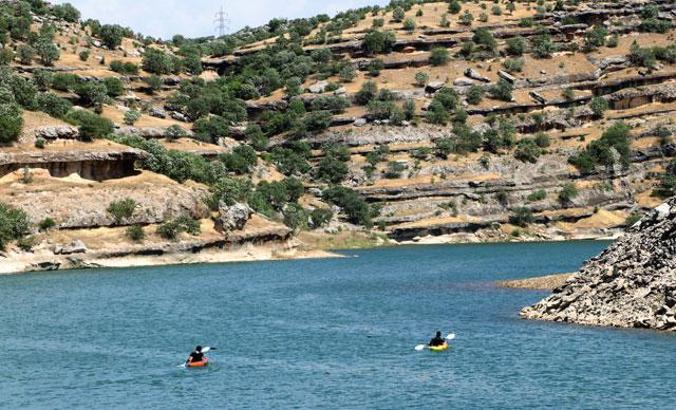Diyarbakır'da baraj gölünde kano keyfi