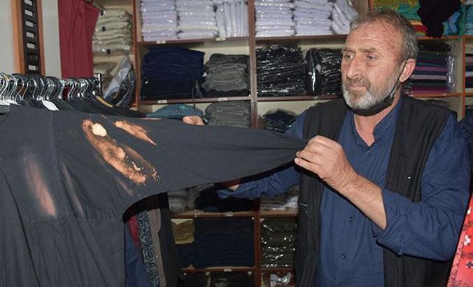 Hac malzemeleri satan mağazadaki kıyafetlere çamaşır suyu ile zarar verdi