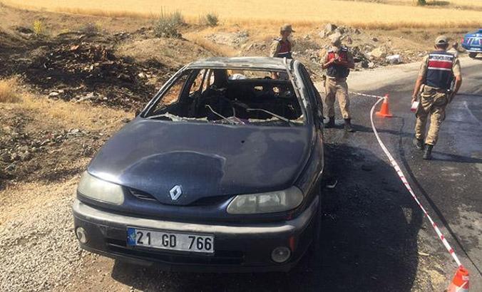 Sürücüsüyle birlikte yanan aracın yanına bırakılan notta büyük itiraf: Bombaları ben patlattım