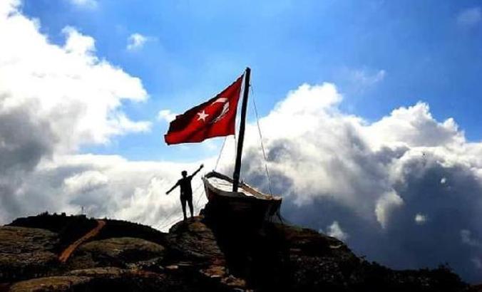 2 bin 360 metredeki yaylada, kayıkta 'Titanic' pozu