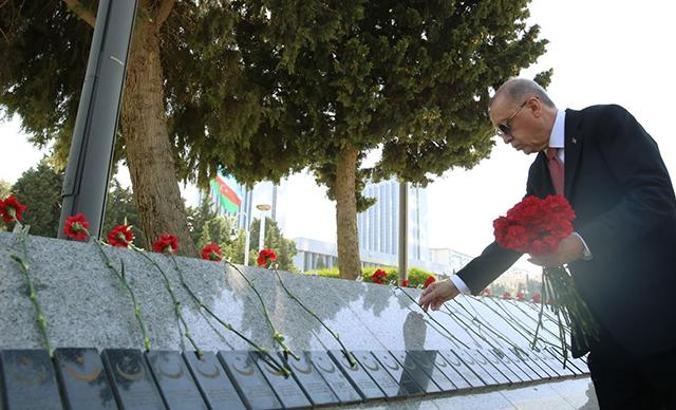 Cumhurbaşkanı Erdoğan, Bakü’de Türk Şehitliği’ni ziyaret etti