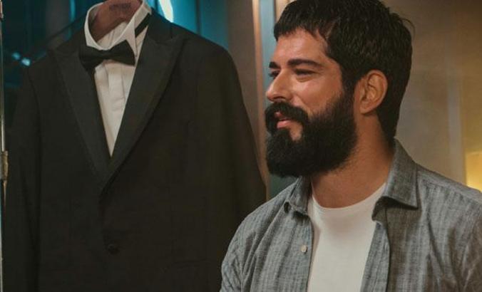 Burak Özçivit’ten oğlu Karan’a smokin hediyesi