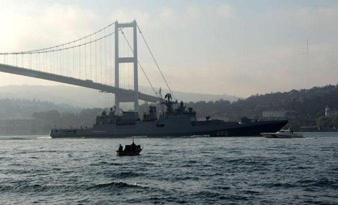 Rus savaş gemileri peş peşe İstanbul Boğazı'ndan geçti