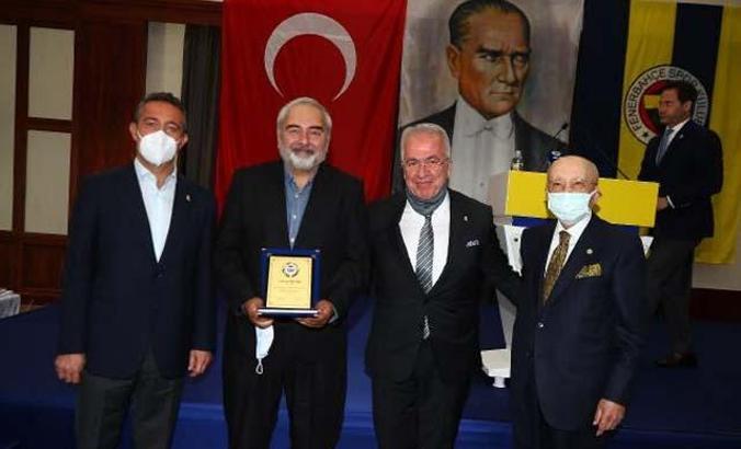 Fenerbahçe'de YDK üyelerinin plaketleri takdim edildi
