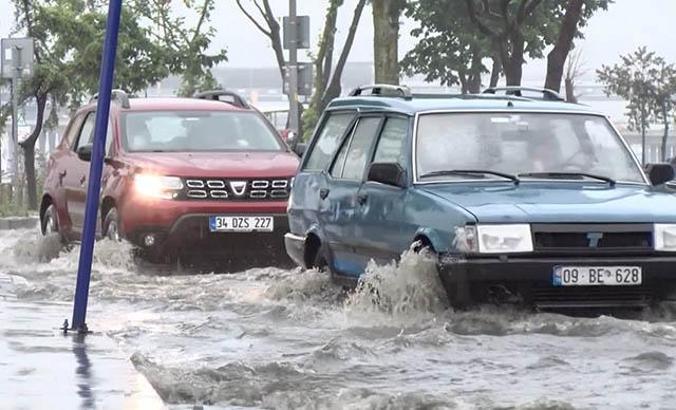 Balat'ta yaşanan su taşkınları tramvay seferlerini durdurdu