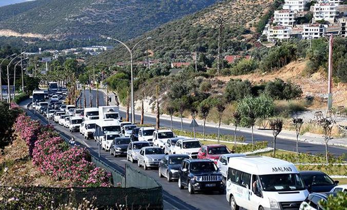 Kuşadası’na tatilci akını: Bir günde 10 binden fazla araç ilçeye giriş yaptı