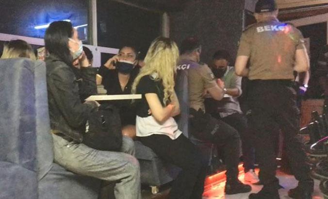 Kısıtlamaya rağmen restoranda yemeğe 81 bin 900 lira ceza