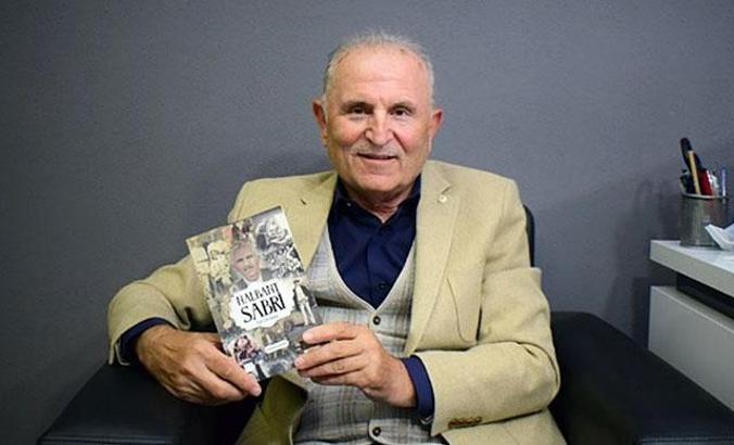 Hiç hediye alamadığı babası için kitap yazdı