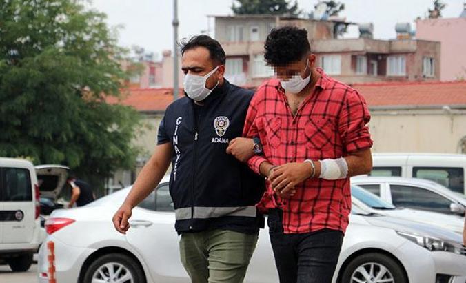 Baskında el konulan kumar parasını geri almak için polisin elini ısırdı
