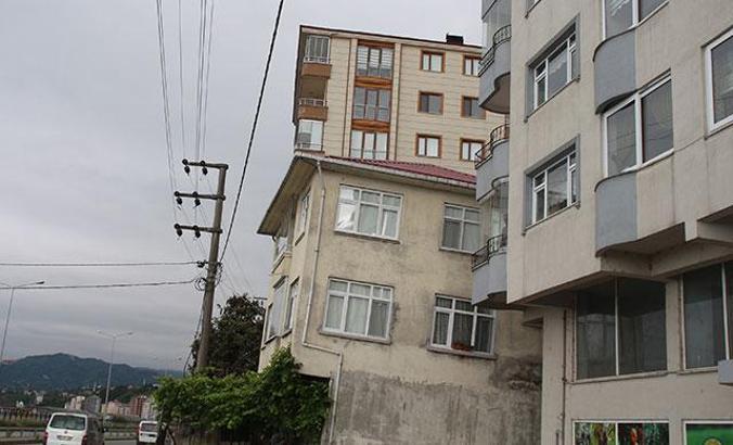 Rize'de eğik 3 katlı bina için 'önlem' talebi