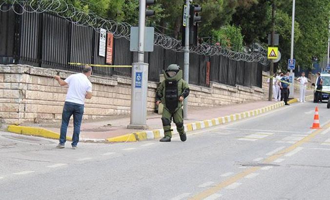 Askerlik şubesi önündeki şüpheli paket fünye ile patlatıldı