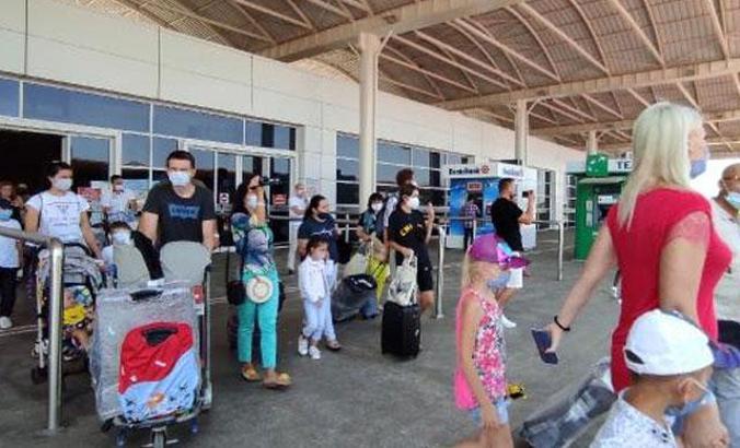 Antalya'ya 44 uçakla 12 bin 200 Rus turist bekleniyor