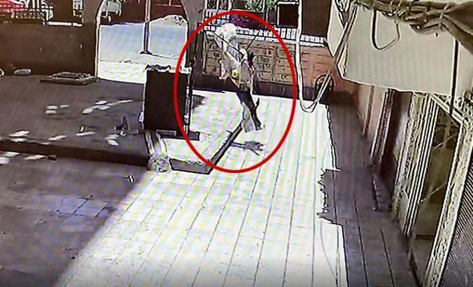 Tartıştığı kişi silah çekince 7'nci kattan atladı; o anlar kamerada