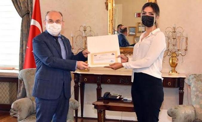 Bir günde 444 aşı yapan 'Dilan Hemşire'ye Başarı Belgesi