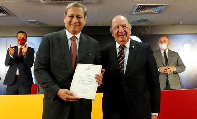 Galatasaray'ın 38'inci başkanı Burak Elmas mazbatasını aldı