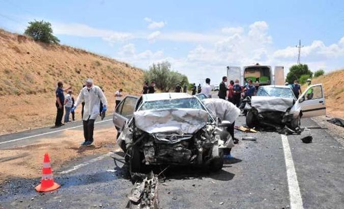 Otomobiller çarpıştı: 3 ölü, 3 yaralı