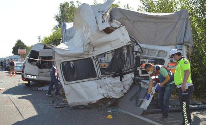 Elazığ'da düğün yolunda kaza; 3 ölü, 12 yaralı