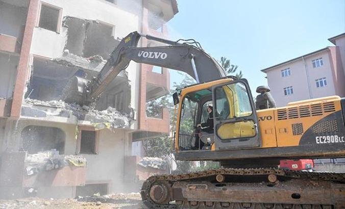 Tuzla’da deprem riski taşıyan binalar yıkılıyor