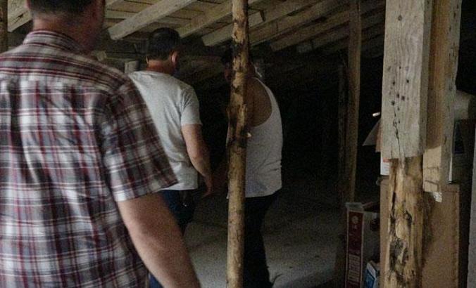 Saklandığı çatıya ikna için gelen polislere 'yılan var' dedi