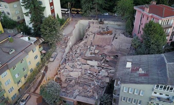 Sarıyer Bahçeköy'de daha önce boşaltılan 9 katlı bina çöktü