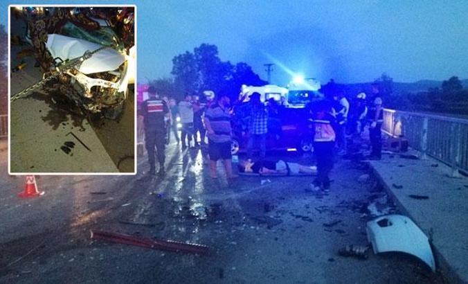 Çanakkale’de iki otomobil kafa kafaya çarpıştı: 3 ölü, 5 yaralı