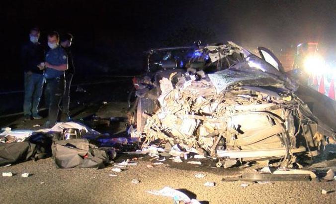 Ankara'da otomobil TIR'a çarptı: 3 ölü, 1 yaralı