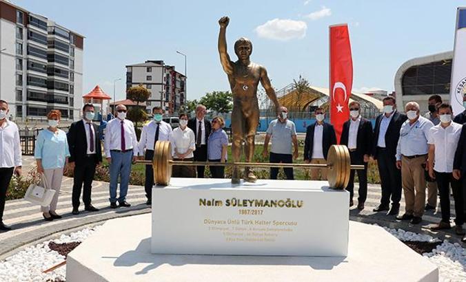Edirne'de Naim Süleymanoğlu'nun heykelinin bulunduğu park açıldı