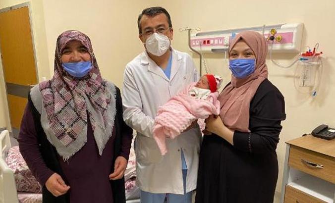 20 yıl önce ellerine doğan Cemre'ye doğum yaptırdı