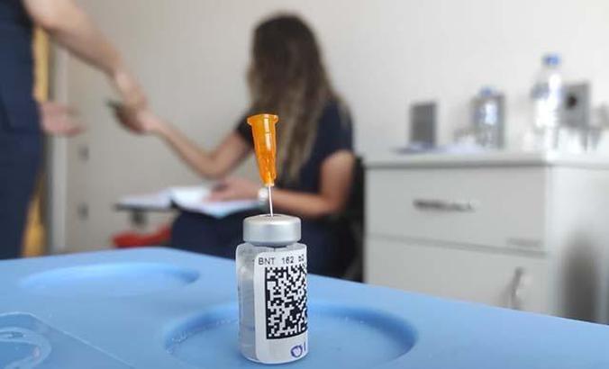 Sağlık çalışanları ve 50 yaş üstüne 3'üncü doz aşılama başladı