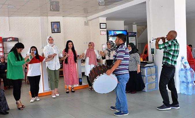Emekli olan bakkal, iş yerini davul zurnayla kutlama yaparak kapattı
