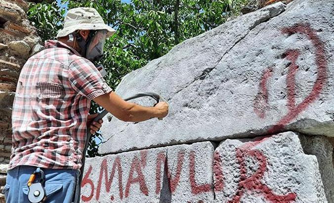 Surlardaki yazılar 'kumlama' yöntemiyle temizleniyor