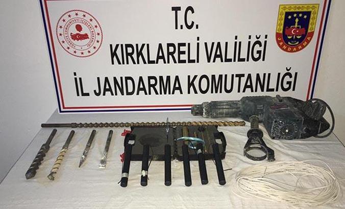 Jandarmadan kaçtıkları araçta 6 dinamit lokumu ve kablolar ele geçirildi