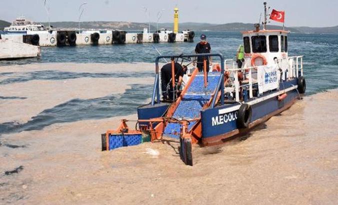Çanakkale'de müsilaj deniz süpürgesiyle temizleniyor